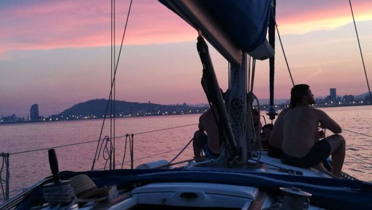 barcelona-sailing-trip-with-drinks-and-snacks