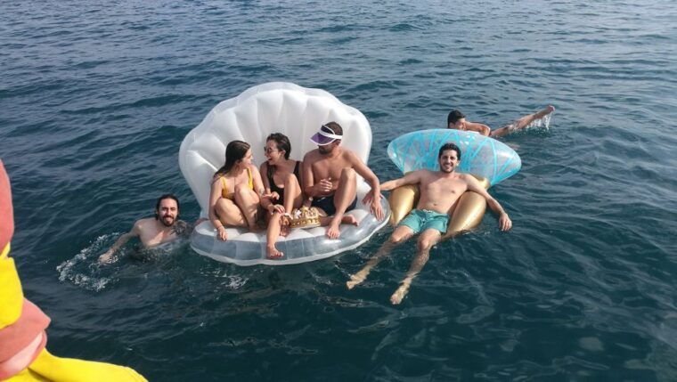 barcelona-sailing-trip-with-drinks-and-snacks