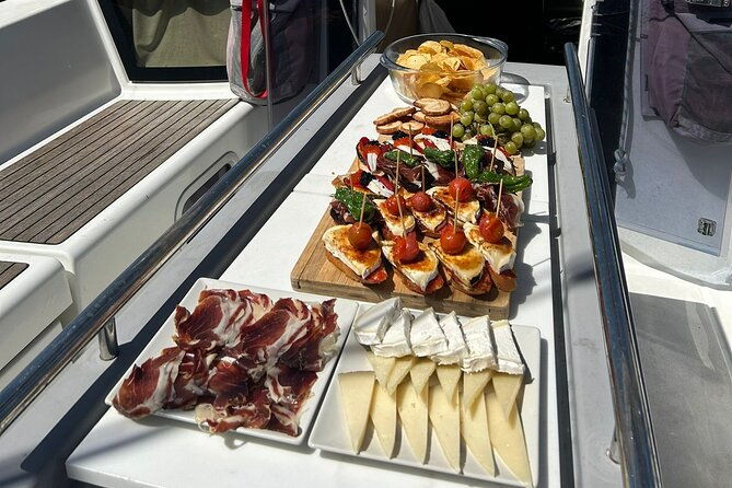 barcelona-sailing-with-tapas-and-drinks