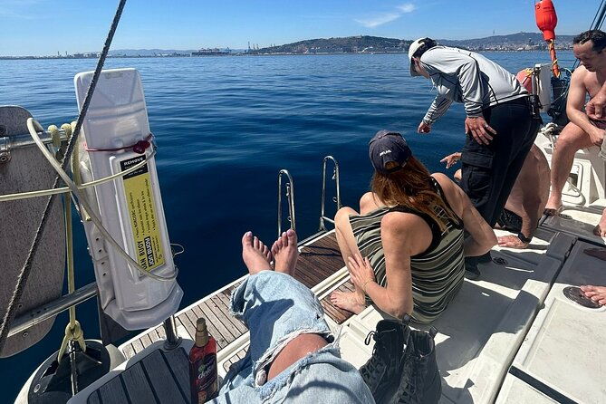 barcelona-sailing-with-tapas-and-drinks