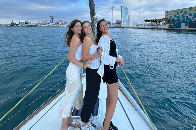 barcelona-sailing-with-tapas-and-drinks