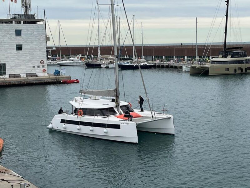 barcelona-shared-cruise-on-luxury-catamaran-drinks-snacks