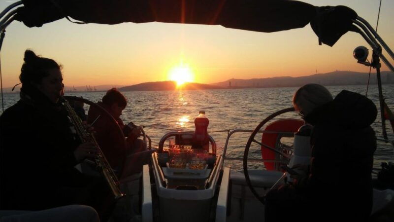 barcelona-sunset-live-sax-and-sailing-experience-with-tapas