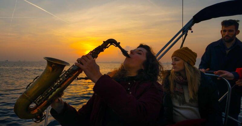 barcelona-sunset-live-sax-and-sailing-experience-with-tapas