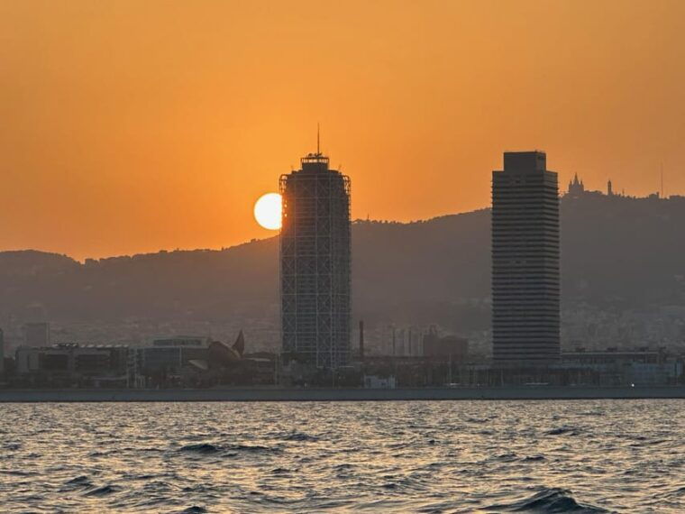 barcelona-sunset-sailboat-cruise-with-open-bar