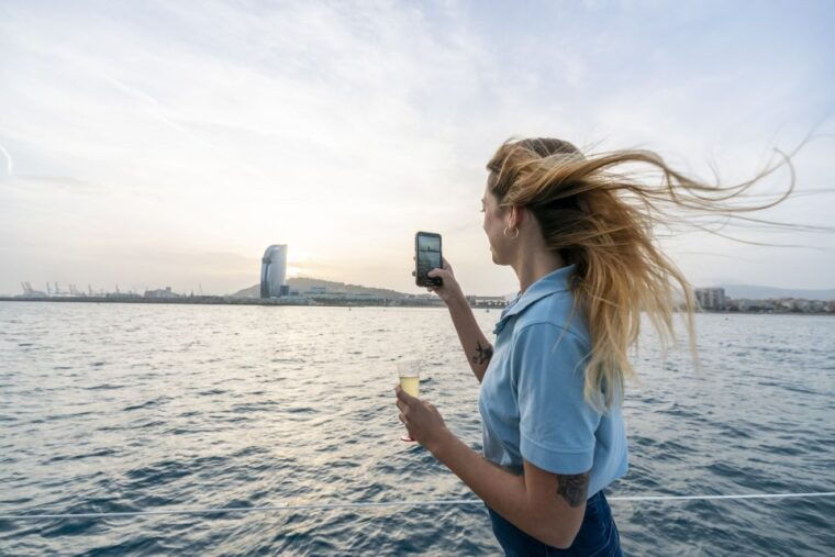 barcelona-sunset-sailing-with-gin-tonic-workshop-option