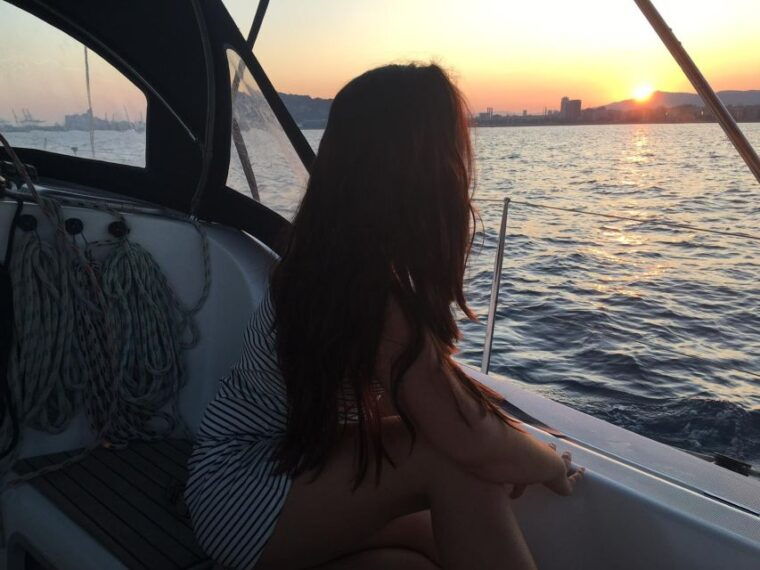 barcelona-sunset-skyline-cruise-with-cava