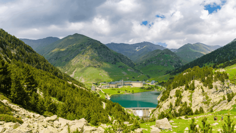 barcelona-to-vall-de-nuria-pyrenees-mountain-wander-tour