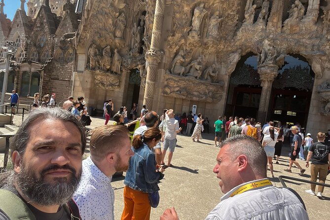barcelona-vip-private-tour-sagrada-familia-park-guell-pedrera