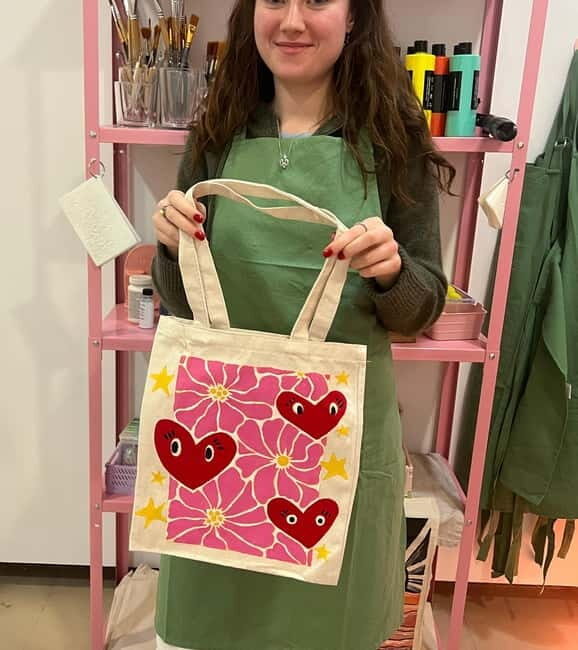 Barcelona: Women's Craft Night with Wine and Nibbles - Key Points