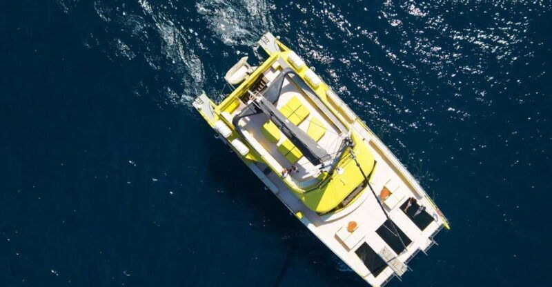 barcelona-wooden-boat-sailing-with-tapa-and-welcome-drink