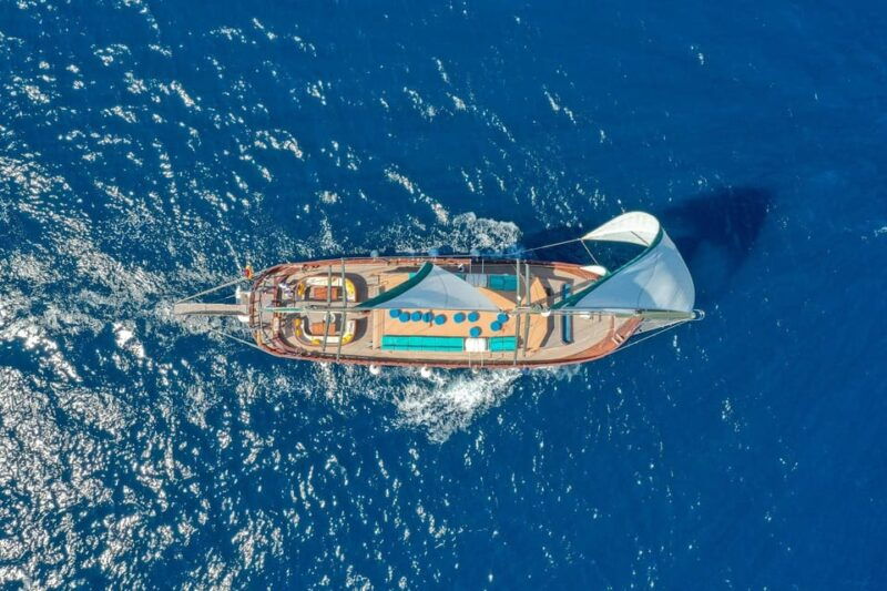 barcelona-wooden-boat-sailing-with-tapa-and-welcome-drink