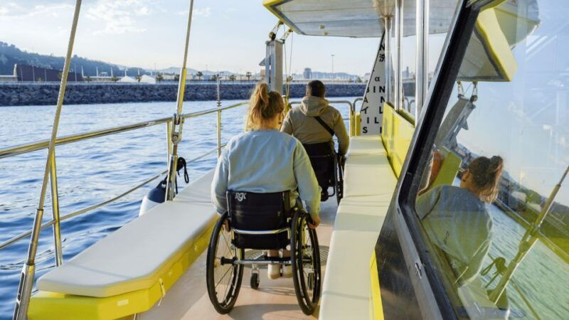 barcelona-wooden-boat-sailing-with-tapa-and-welcome-drink