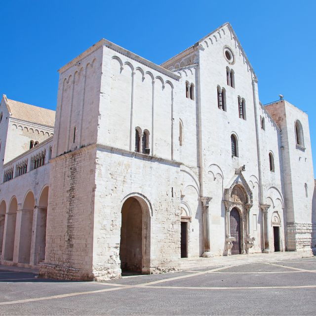 bari-guided-walking-tour-with-a-special-treat
