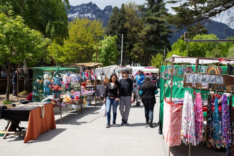 bariloche-full-day-el-bolson-and-puelo-lake-tour