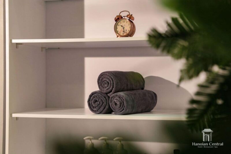 basic-facial-care-aroma-massage