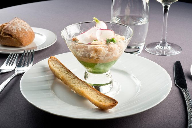 bateaux-parisiens-seine-river-gourmet-dinner-sightseeing-cruise