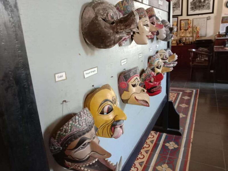 batik-pottery-making-at-borobudur-village