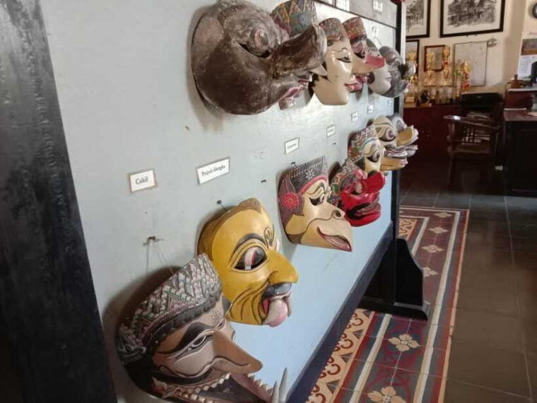 batik-pottery-making-at-borobudur-village