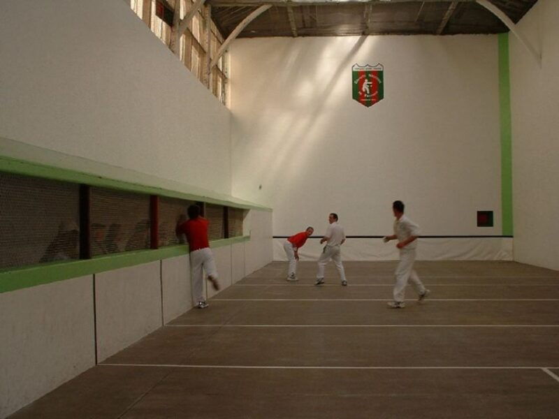 bayonne-guided-food-walking-tour-with-food-and-drinks