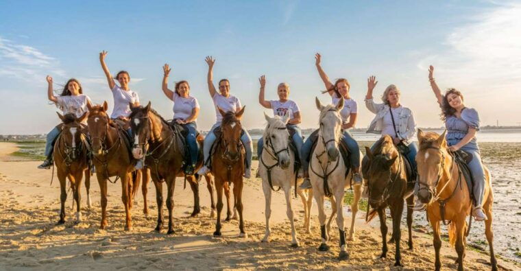 beach-horseback-riding-in-group-photo-report-pdt