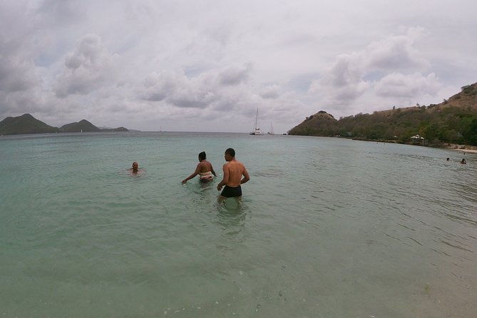 beach-shuttle-to-pigeon-island