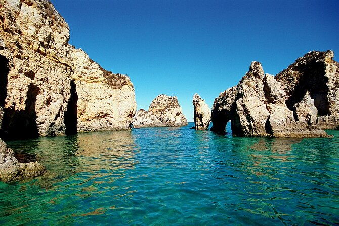 beautiful-coastal-drive-to-the-ponta-da-piedade-caves-in-lagos