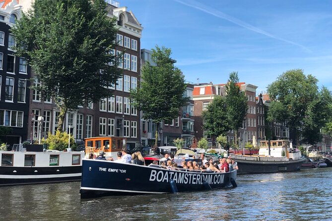 beautiful-open-boat-canal-cruise-in-amsterdam-open-bar-included