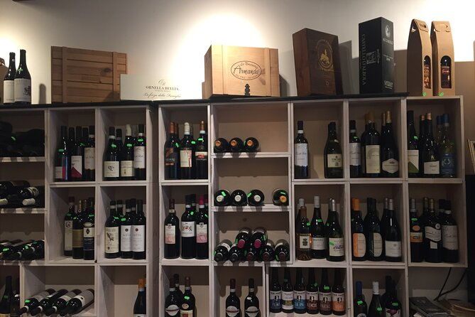 become-wine-savvy-guided-by-our-expert-with-unque-tasting