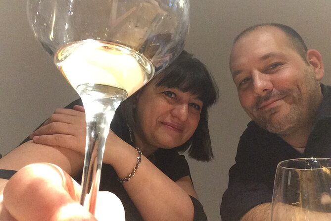 become-wine-savvy-guided-by-our-expert-with-unque-tasting