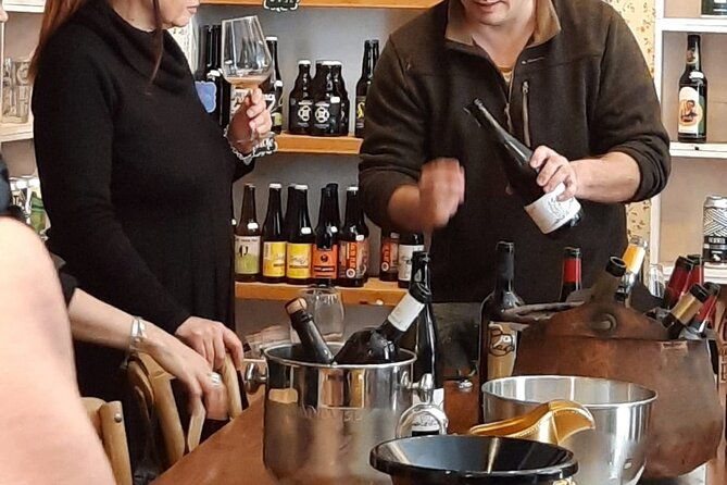 become-wine-savvy-guided-by-our-expert-with-unque-tasting