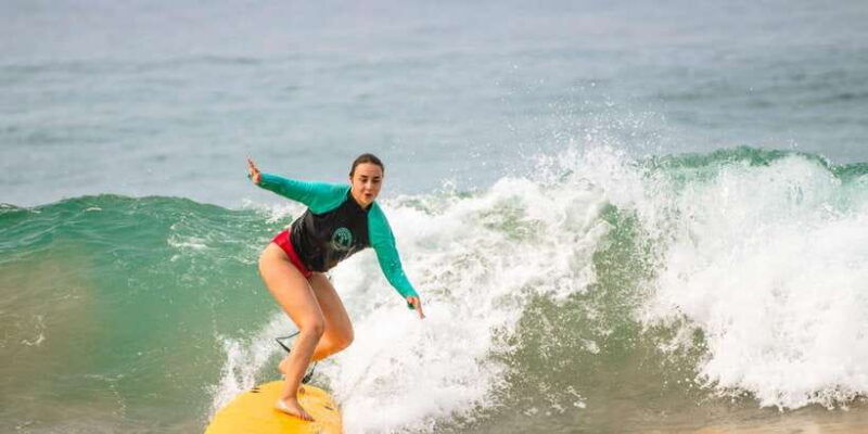 beginner-surfing-lesson-and-surfguide