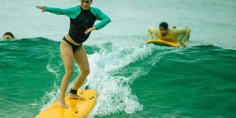 beginner-surfing-lesson-and-surfguide