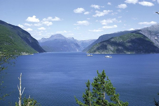 bergen-private-full-day-roundtrip-to-hardangerfjord-with-cruise-2