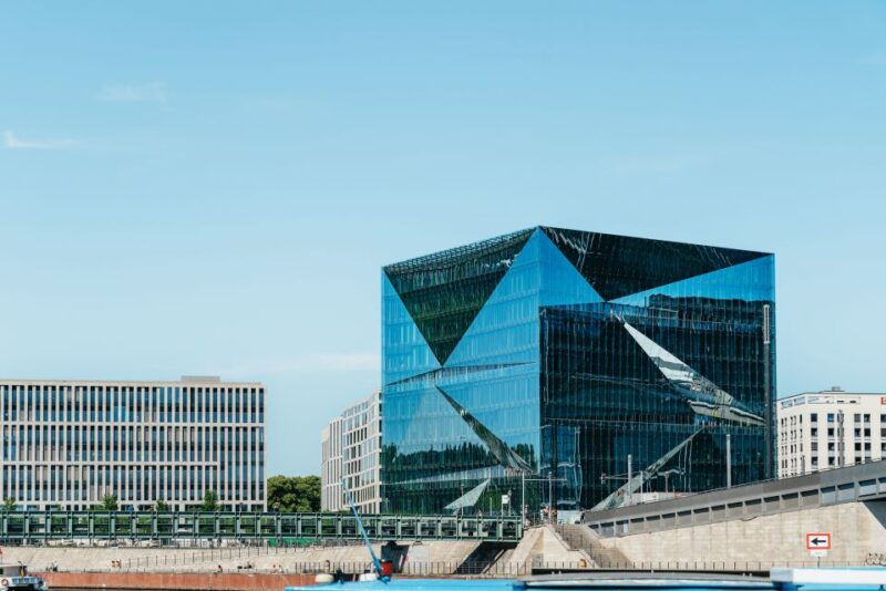 berlin-1-hour-city-tour-by-boat-with-guaranteed-seating