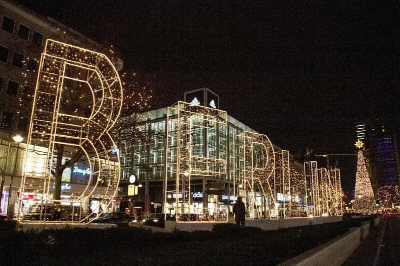 Berlin: 2-Hour Christmas Lights Bus Tour incl. Mulled Wine - The Visual Highlights: From Landmark to Market