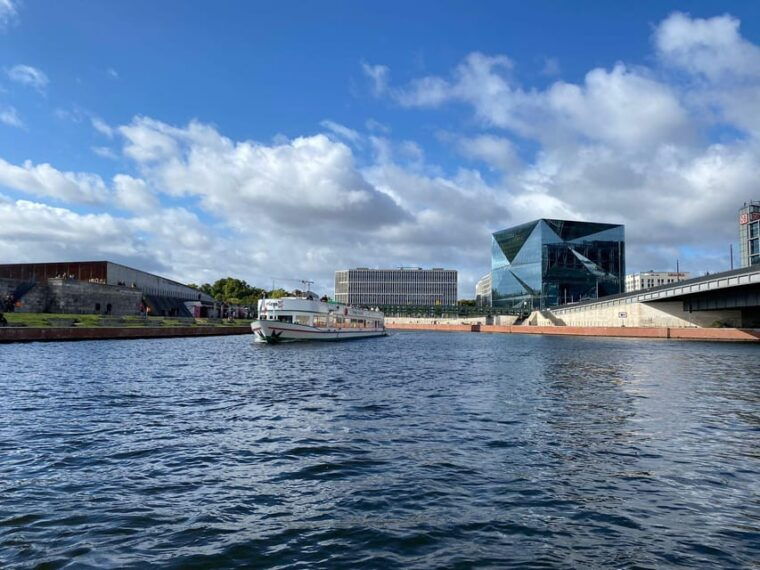 berlin-3-5-hour-sightseeing-cruise-on-the-spree-river