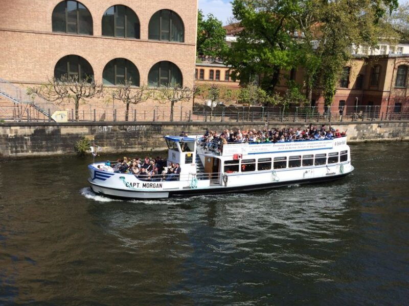 berlin-boat-sightseeing-cruise-german-english
