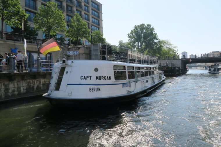 berlin-boat-sightseeing-cruise-german-english