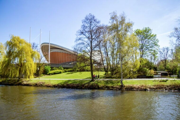 berlin-boat-tour-along-the-river-spree