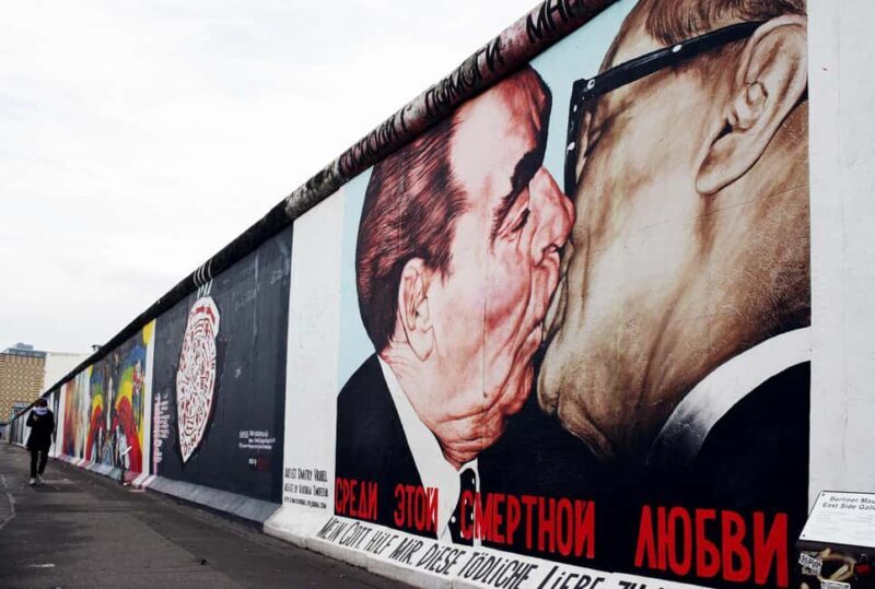 Berlin: Bus Tour to Sachsenhausen Concentration Camp & East Side Gallery - The East Side Gallery: A Colorful Reflection