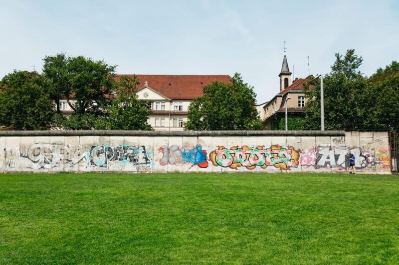 berlin-cold-war-walking-tour-on-berlin-wall-route