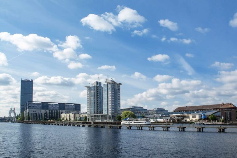 berlin-east-side-gallery-spree-cruise-by-electric-boat