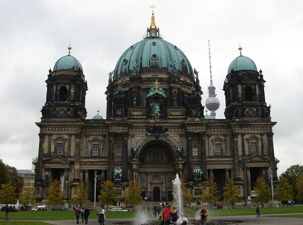 Berlin : Guided Private Sightseeing Tours with Funbikes, Teambikes - Key Points