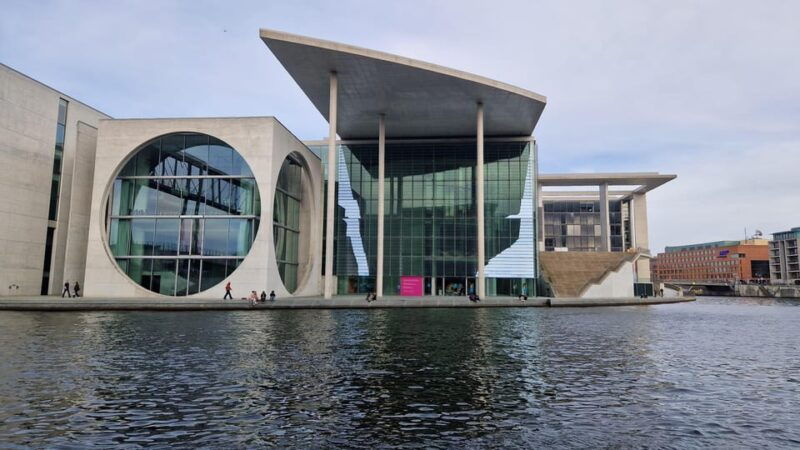 berlin-guided-walking-tour-around-the-reichstag
