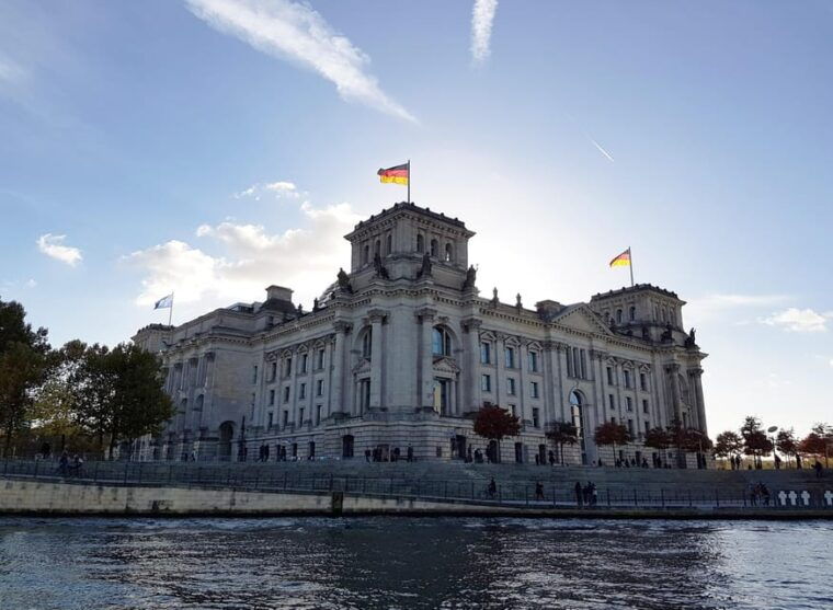 berlin-guided-walking-tour-around-the-reichstag