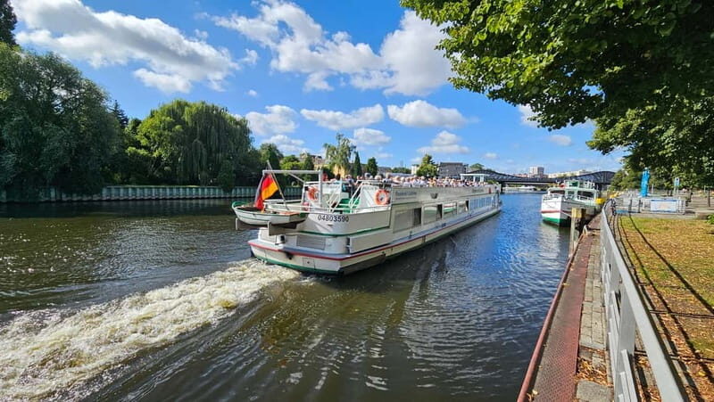 Berlin: Potsdam-Rundfahrt über die Unterhavel mit Guide - A Closer Look at the Experience
