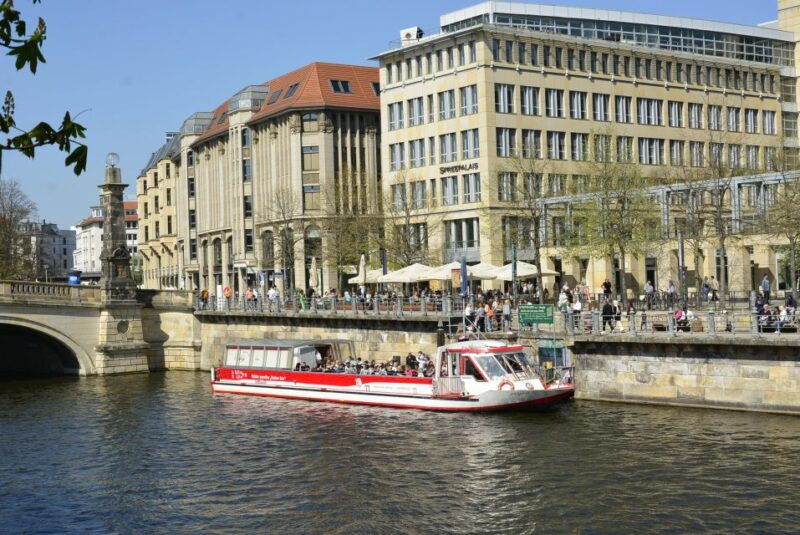 berlin-sightseeing-boat-tour-through-the-old-and-new-berlin