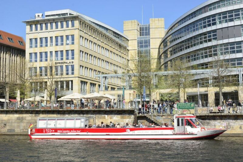 berlin-sightseeing-boat-tour-through-the-old-and-new-berlin