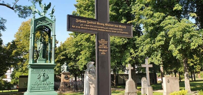 berlin-tour-through-the-invalids-cemetery